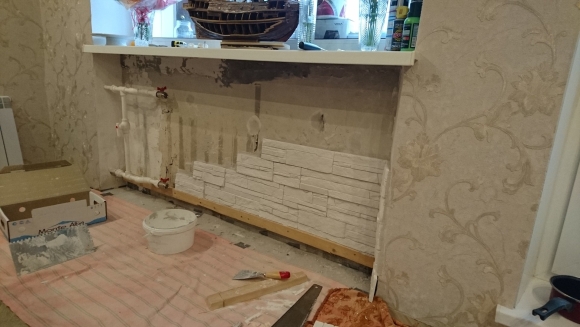 Декоративный камень за батареей