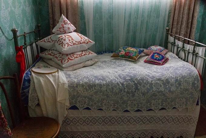 Заправленная кровать в деревне
