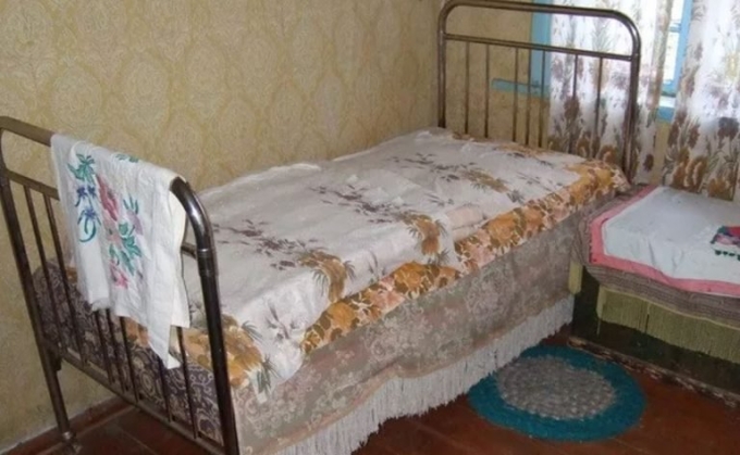 Старинная металлическая кровать