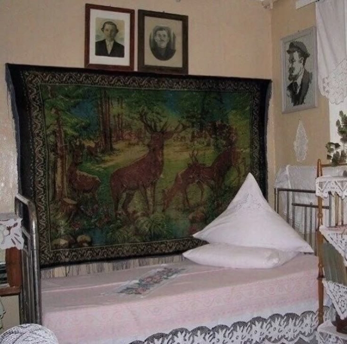 Старинная кровать с подушками