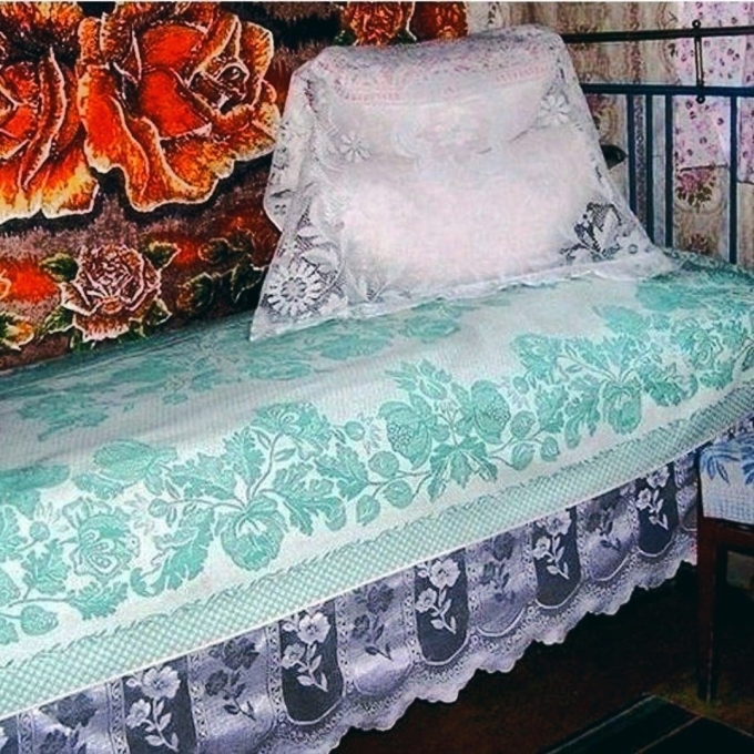 Старинная кровать с подушками
