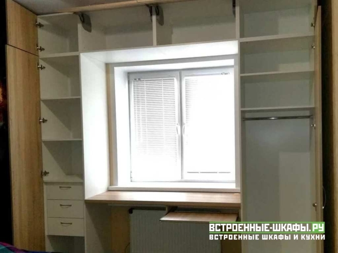 Встроенные шкафы вокруг окна