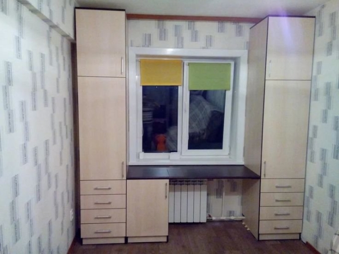 Шкафы возле окна
