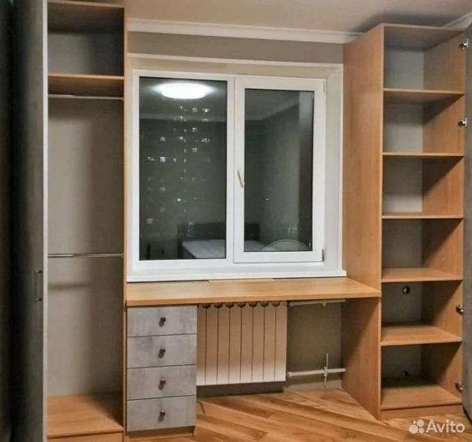 Шкаф у окна со столом