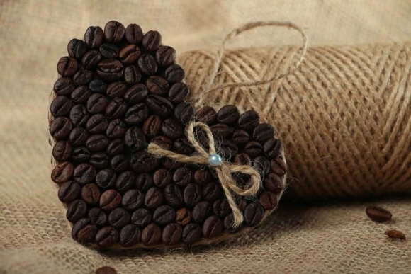 Украшение из кофейных зерен