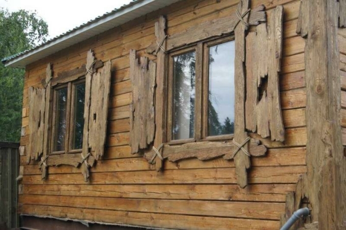 Отделка фасада необрезной доской
