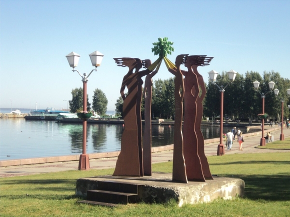 Памятники на набережной Петрозаводска
