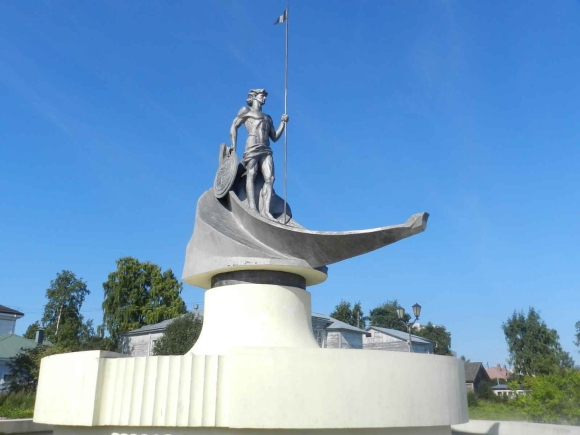 Онего скульптура на набережной Петрозаводска