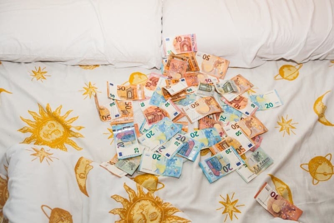 Постельное белье с рисунком денег рубли