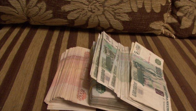 Пачка денег на столе