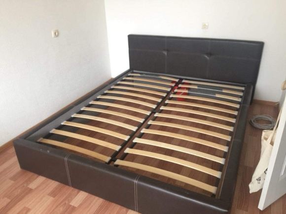 Кровать двуспальная разобранная