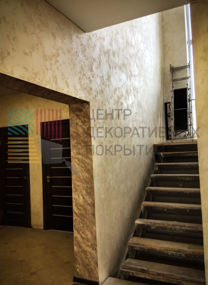 Декоративная штукатурка в лестничном проеме