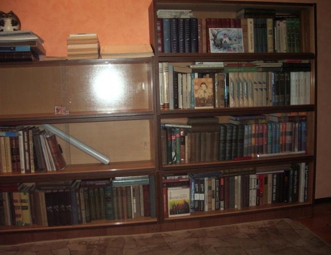 Старые советские книжные полки