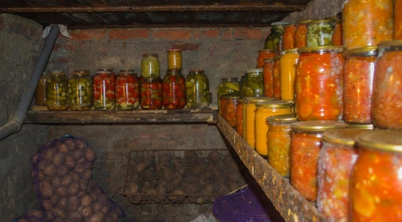 Погреб с консервацией