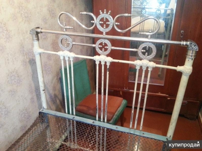 Старая металлическая кровать