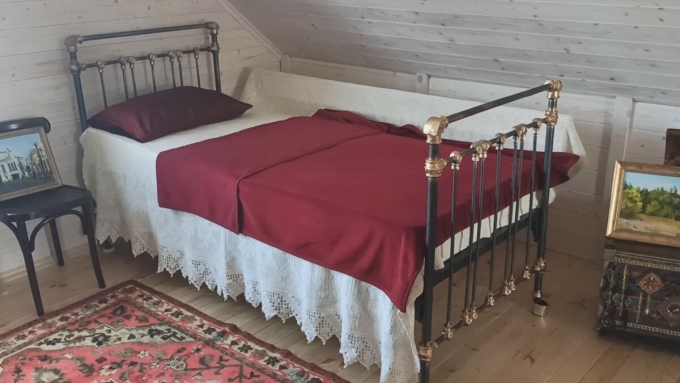 Старая металлическая кровать