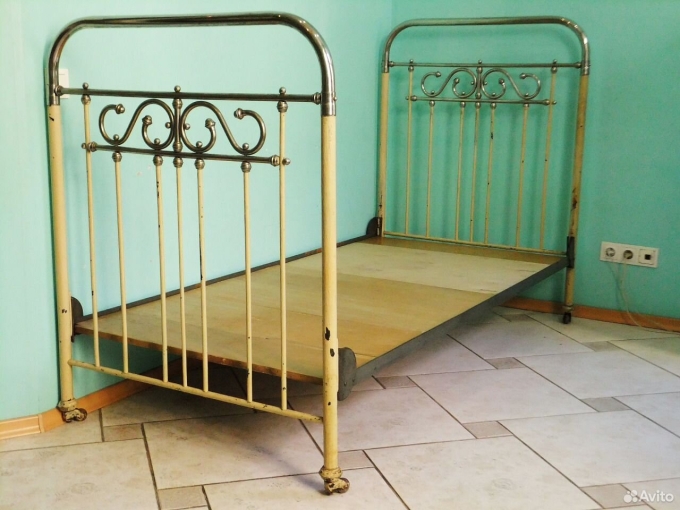 Старинная металлическая кровать