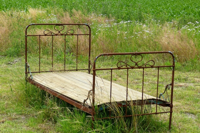Старинная железная кровать