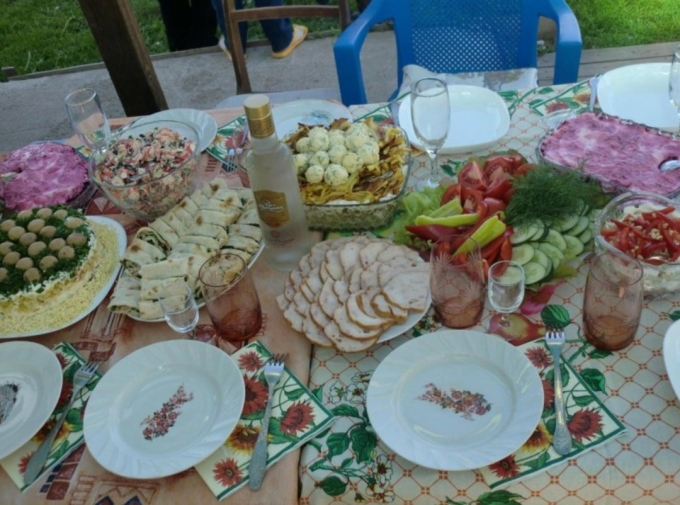 Накрыть праздничный стол на природе