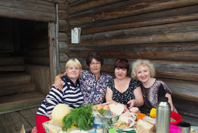 Застолье на улице в деревне