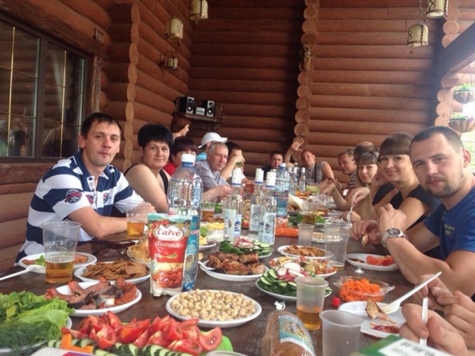 Застолье с шашлыком на даче