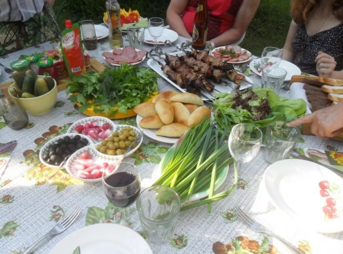 Праздничный стол на природе