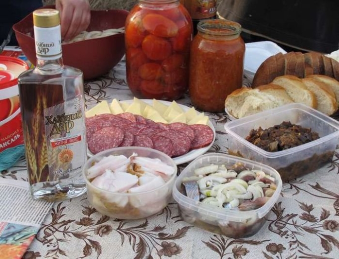 Стол с водкой и закуской