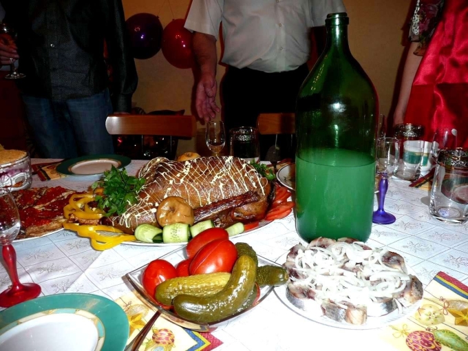 Стол с выпивкой и закуской