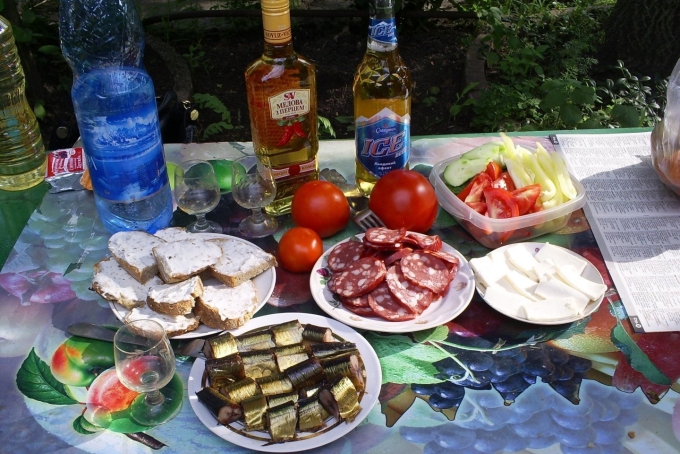 Праздничный стол с шашлыком