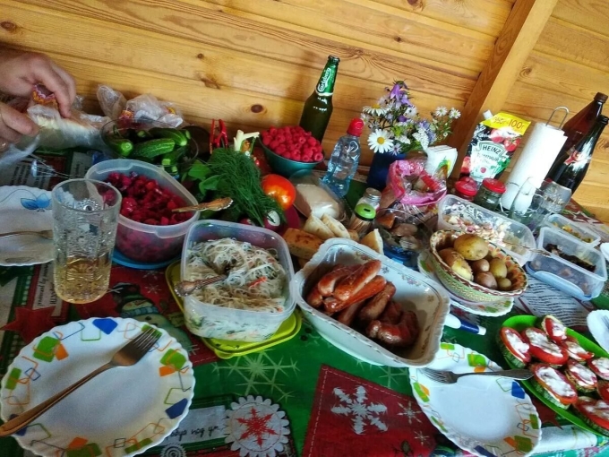 Деревенский стол с едой