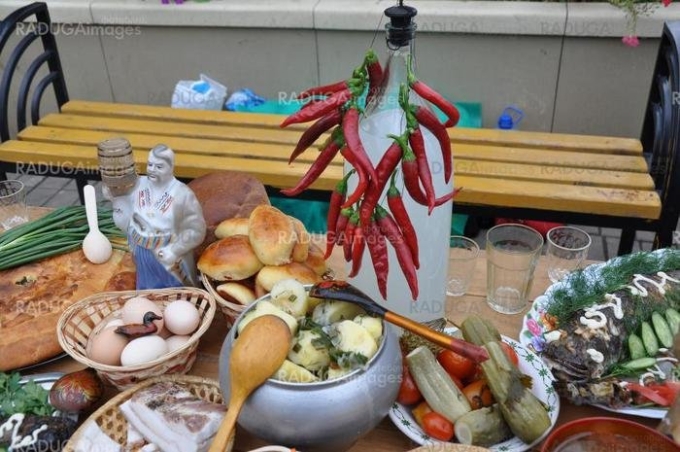 Деревенский стол с закуской