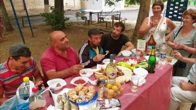 Застолье во дворе дома