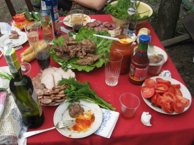 Стол на природе с шашлыками