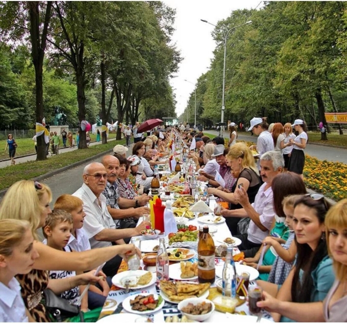 Праздничное застолье