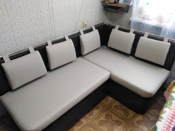 Кухонный уголок с подушками