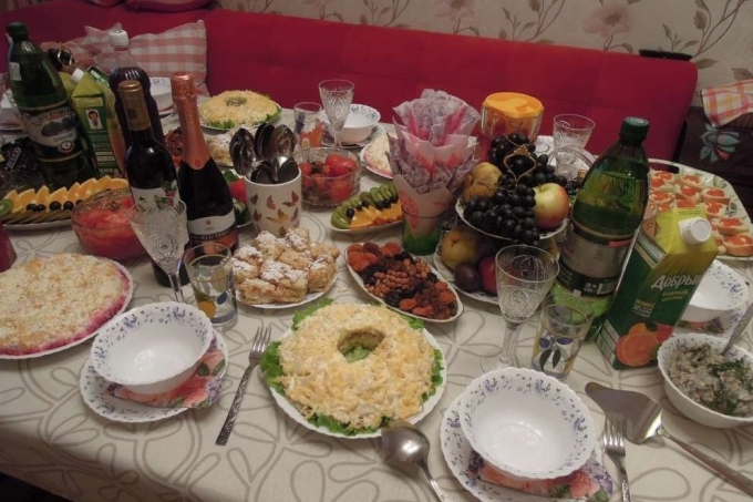 Скромный праздничный стол