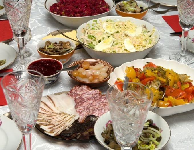 Домашний стол с выпивкой и закуской