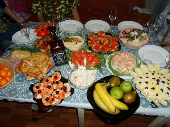 Скромный праздничный стол