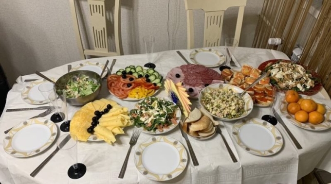 Скромный праздничный стол