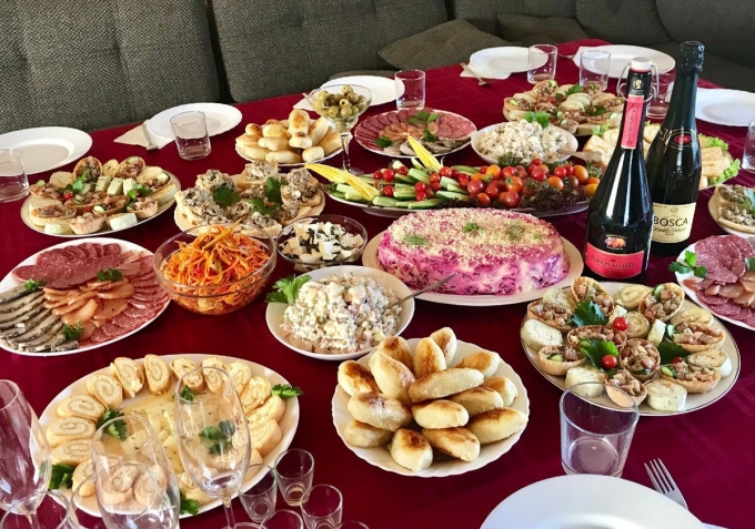Накрыть праздничный стол