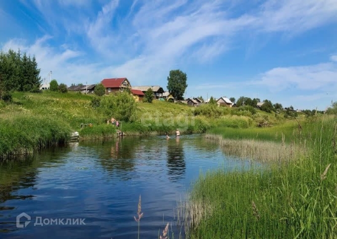 Деревня на берегу реки