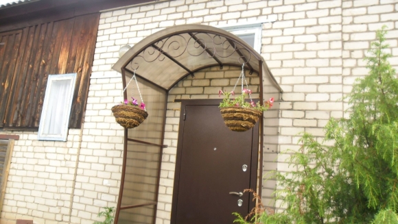 Козырёк над входной дверью