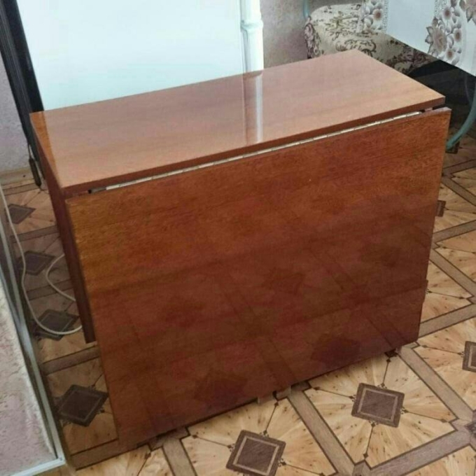 Стол полированный раскладной