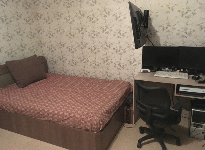 Комната с компом и кроватью