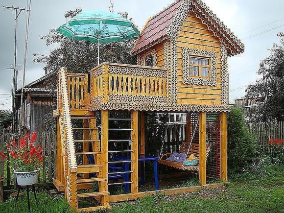 Домик для детей на даче из дерева