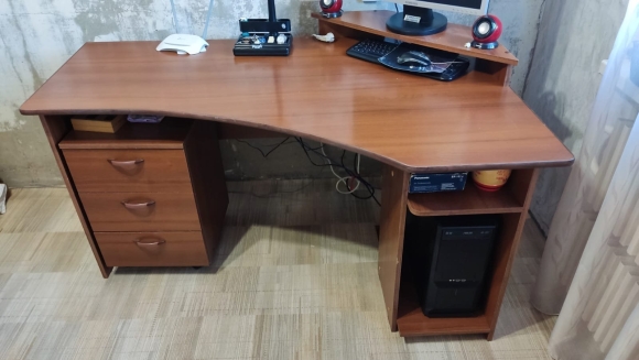 Угловой компьютерный стол