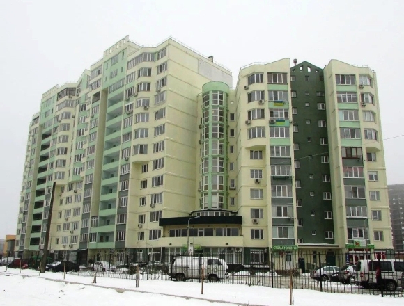 Крашенные новостройки в Броварах