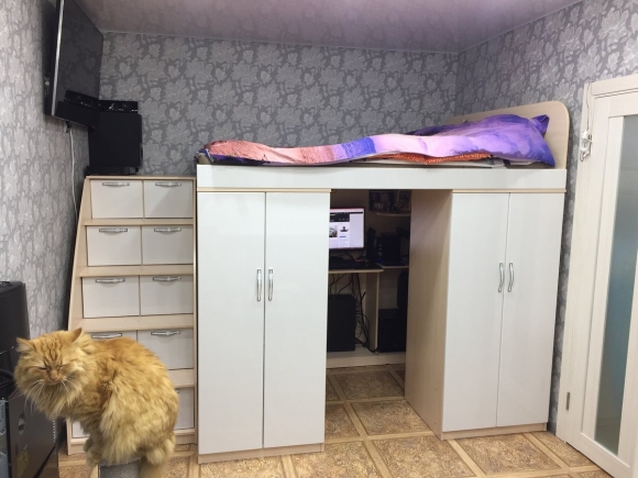 Шкаф под кроватью чердаком