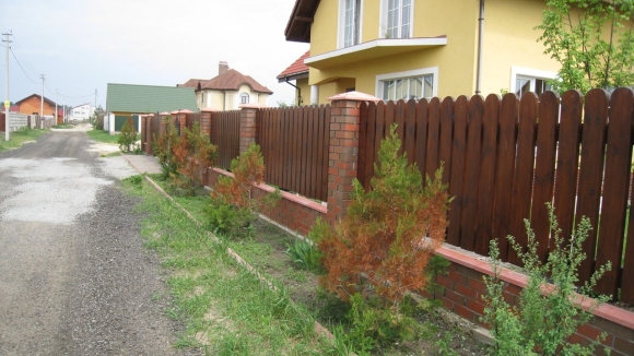 Деревянный забор перед домом