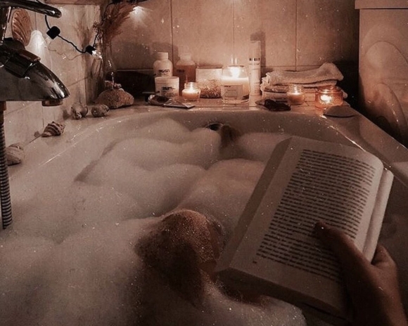 Девушка в ванной с книгой